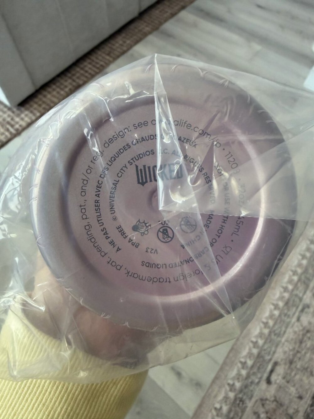 "Glinda " Owala Wicked - 32 oz Freesip - Limited Edition - Picture 4 of 5
